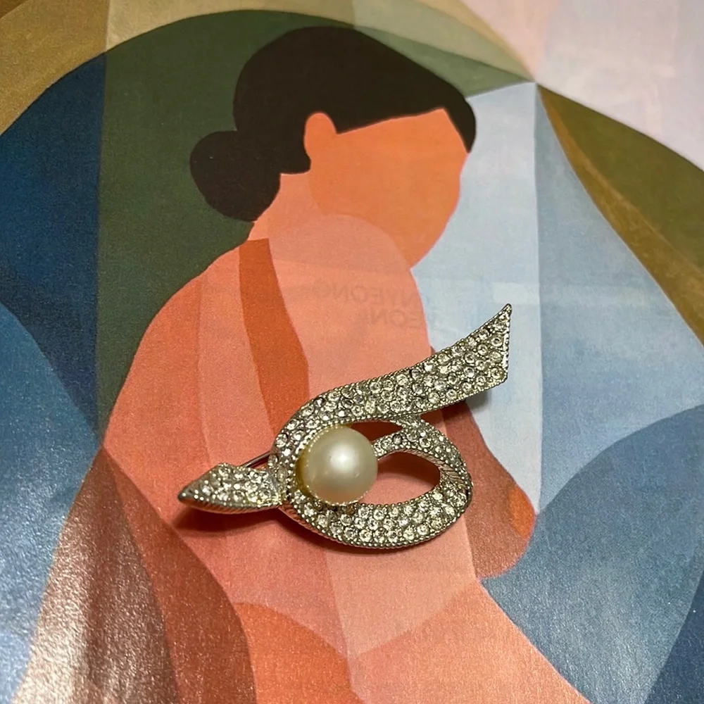 VINTAGE PEARL & CRYSTAL SWIRL BROOCH - Picture 2 of 4
